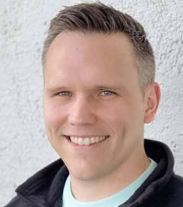 Turning Retail Data into Decisive Action Cameron Cloyd, Manager, Head of Business Intelligence, ExtraMile Convenience Stores