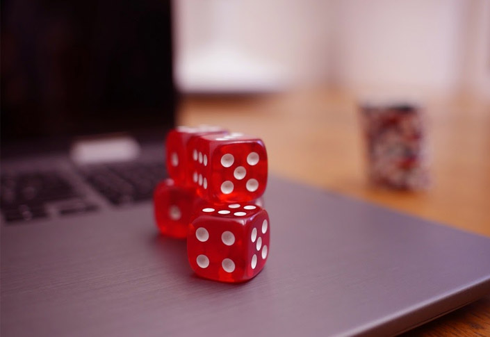 What Benefits do Playing at Online Casinos Offer