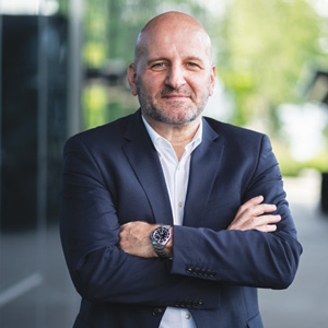 Augmented and Virtual Reality to Enhance Customer Experience Lutz Beck, Chief Information Officer, Daimler Truck North America