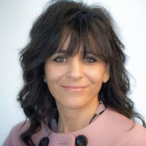 On Your Journey to Becoming Data-Driven, Avoid these Top 3 Pitfalls! Dora Boussias, Senior Director, Data Strategy and Architecture, Stryker