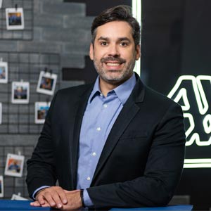 Ambidextrous in Practice, How to Maximize Business Value through Cloud Models and Traditional Data Center Bruno Porte, VP of Transformation, Tech, Data & Operations, AXA no Brasil
