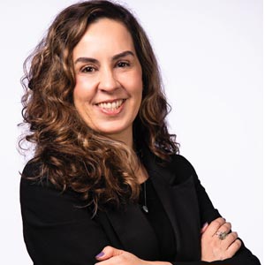 Navigating F&B Compliance Érica Justolin, Director - Legal and Compliance at Delly’s Food Service