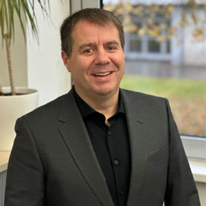 Navigating Digital Transformation from Telecom to IT Gerhard Schauer, Vice President IT Workplace, ZF Group