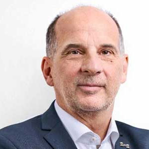 Developing Automotive Technology: Bringing Science Fiction to Reality Alexander Klose, Executive Vice President Overseas Operations and Product Strategy, Aiways